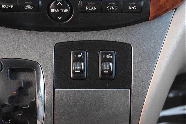 Photo of 2005 Champagne Toyota Sienna