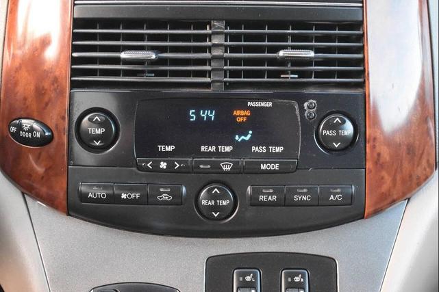 Photo of 2005 Champagne Toyota Sienna