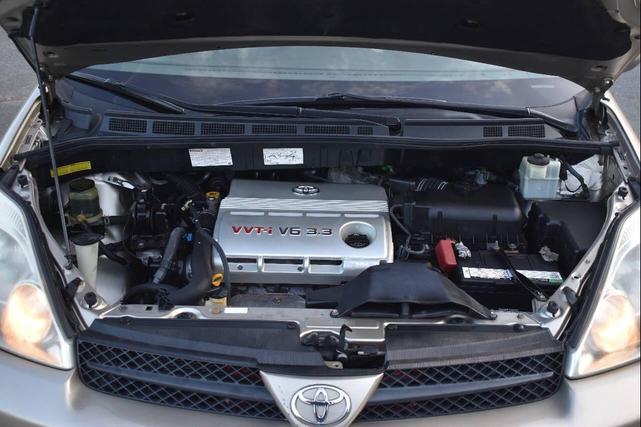 Photo of 2005 Champagne Toyota Sienna