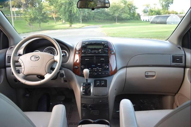 Photo of 2005 Champagne Toyota Sienna