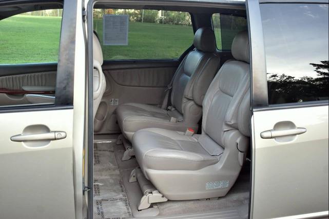 Photo of 2005 Champagne Toyota Sienna