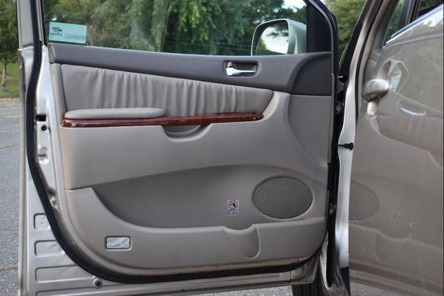 Photo of 2005 Champagne Toyota Sienna