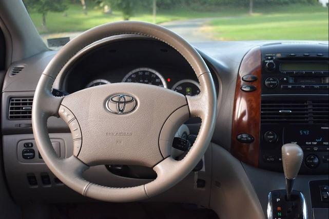 Photo of 2005 Champagne Toyota Sienna