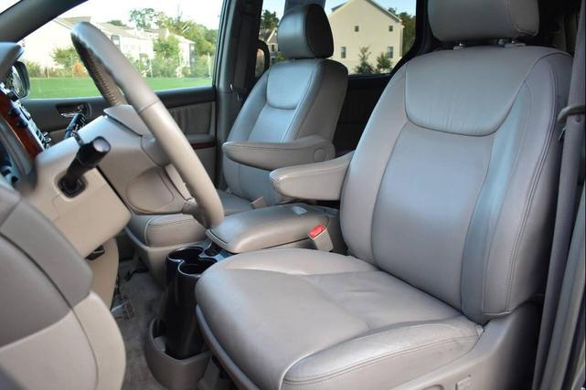 Photo of 2005 Champagne Toyota Sienna
