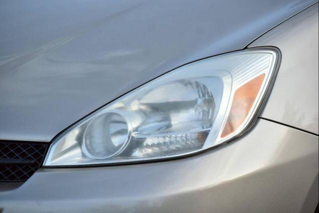 Photo of 2005 Champagne Toyota Sienna