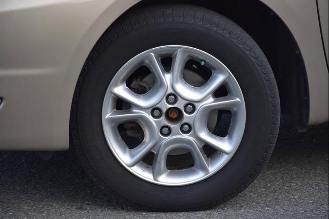 Photo of 2005 Champagne Toyota Sienna