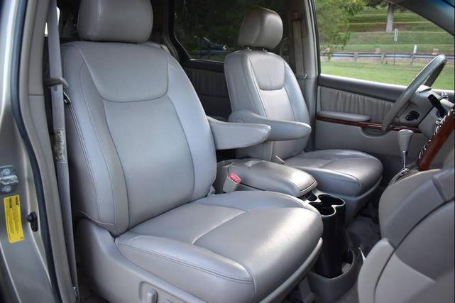 Photo of 2005 Champagne Toyota Sienna