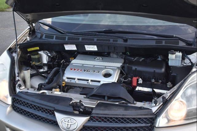 Photo of 2005 Champagne Toyota Sienna