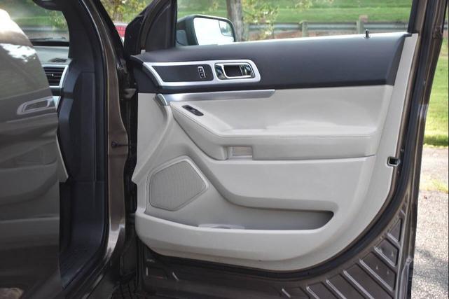 Photo of 2015 Brown Ford Explorer