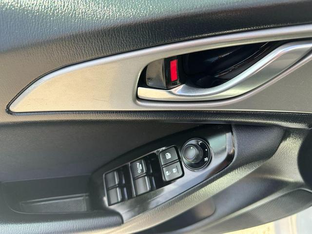 Photo of 2017 Snowflake White Pearl Mica Mazda Mazda3