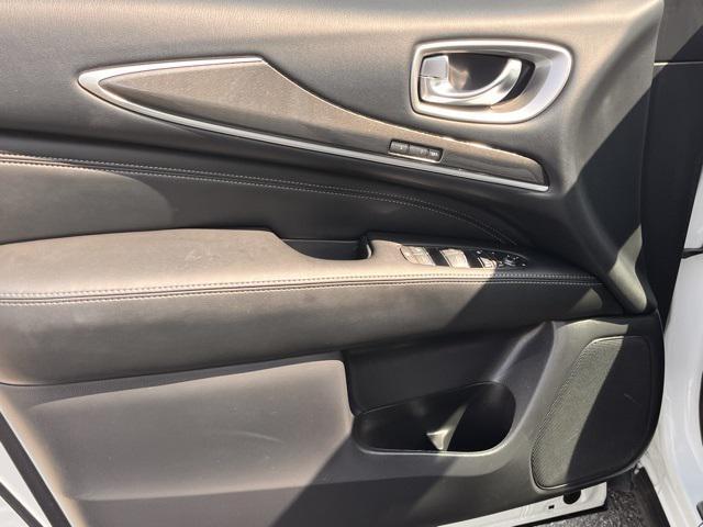 Photo of 2017 Majestic White INFINITI QX60