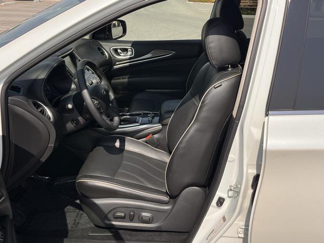 Photo of 2017 Majestic White INFINITI QX60