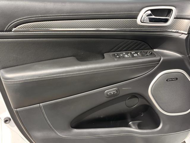 Photo of 2018 Diamond Black Crystal Pearlcoat Jeep Grand Cherokee