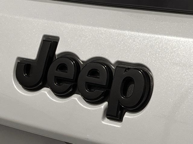 Photo of 2018 Diamond Black Crystal Pearlcoat Jeep Grand Cherokee