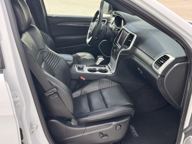 Photo of 2018 Diamond Black Crystal Pearlcoat Jeep Grand Cherokee