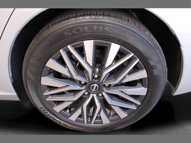 Photo of 2024 Brilliant Silver Metallic Nissan Altima