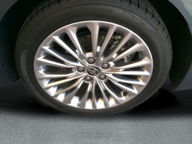 Photo of 2021 Harbor Gray Metallic Toyota Avalon Hybrid