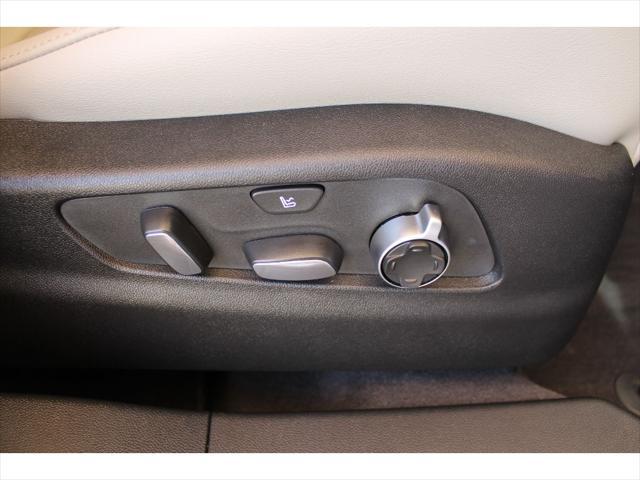 Photo of 2019 Crystal White Tricoat Cadillac XT4