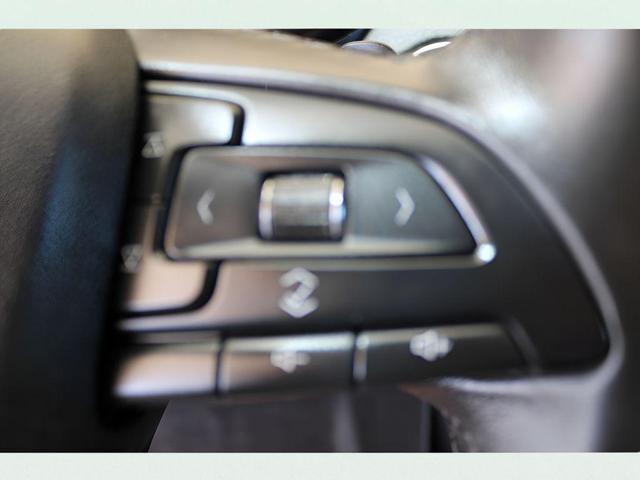 Photo of 2019 Crystal White Tricoat Cadillac XT4