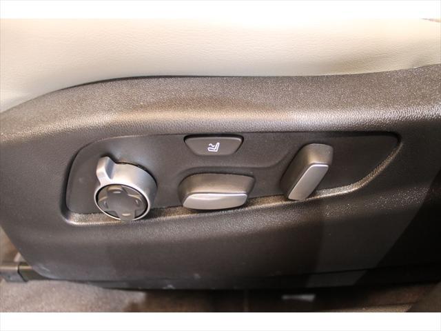 Photo of 2019 Crystal White Tricoat Cadillac XT4