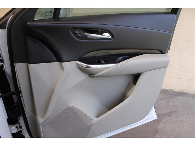 Photo of 2019 Crystal White Tricoat Cadillac XT4