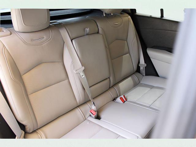 Photo of 2019 Crystal White Tricoat Cadillac XT4