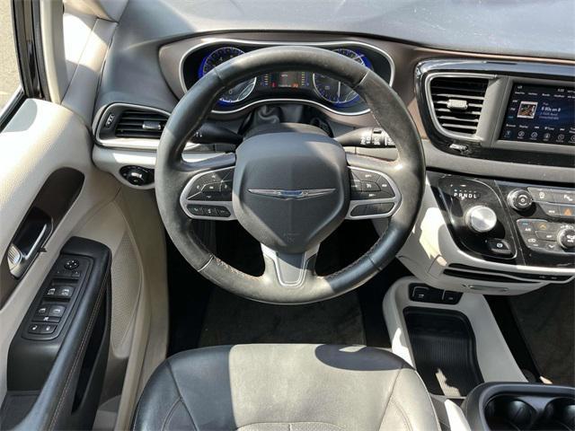 Photo of 2019 Brilliant Black Crystal Pearlcoat Chrysler Pacifica