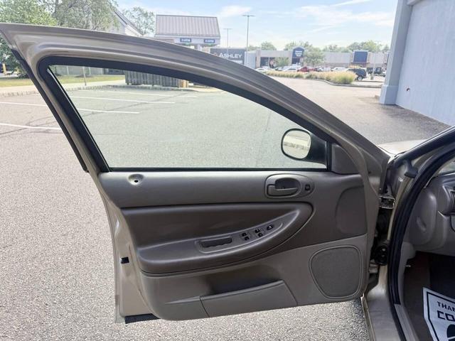 Photo of 2004 Light Almond Pearl Metallic Clearcoat Chrysler Sebring