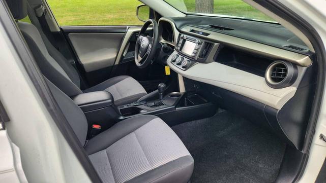 Photo of 2014 Super White Toyota RAV4