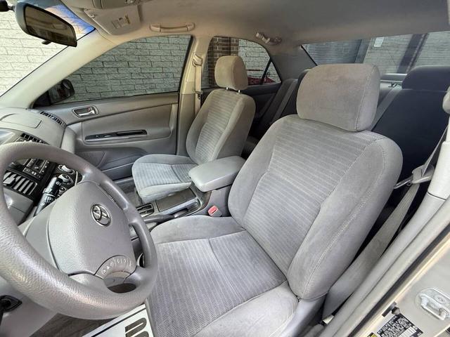 Photo of 2005 Lunar Mist Metallic Toyota Camry