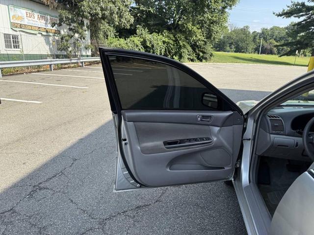 Photo of 2005 Lunar Mist Metallic Toyota Camry