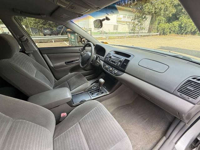 Photo of 2005 Lunar Mist Metallic Toyota Camry
