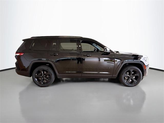 Photo of 2023 Diamond Black Jeep Grand Cherokee L