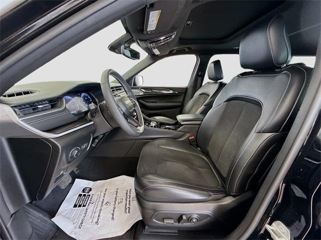 Photo of 2023 Diamond Black Jeep Grand Cherokee L