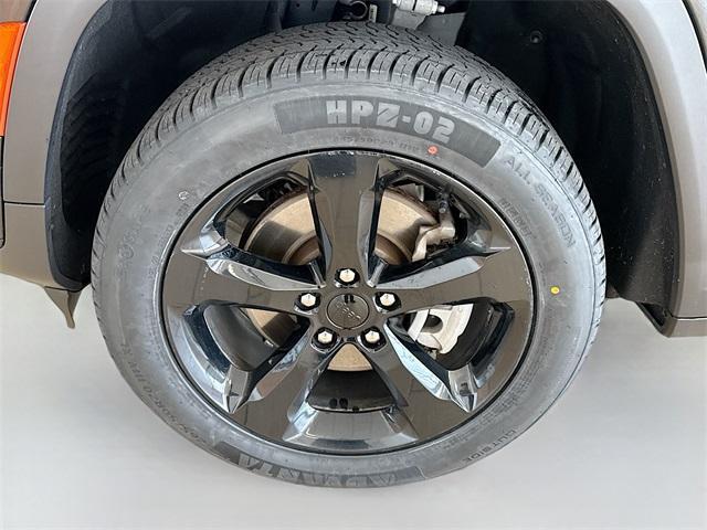 Photo of 2023 Diamond Black Jeep Grand Cherokee L