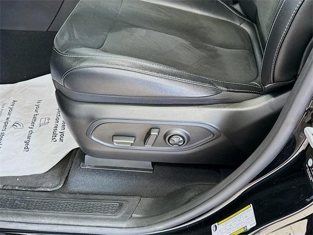 Photo of 2023 Diamond Black Jeep Grand Cherokee L