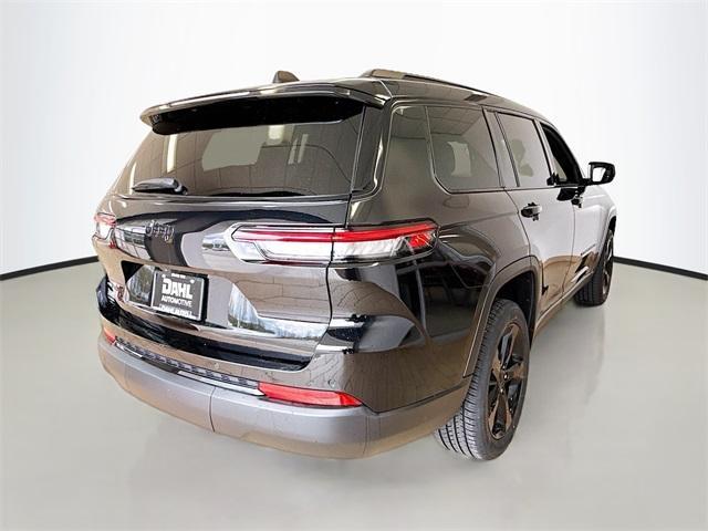 Photo of 2023 Diamond Black Jeep Grand Cherokee L
