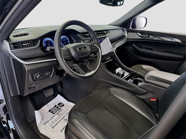Photo of 2023 Diamond Black Jeep Grand Cherokee L