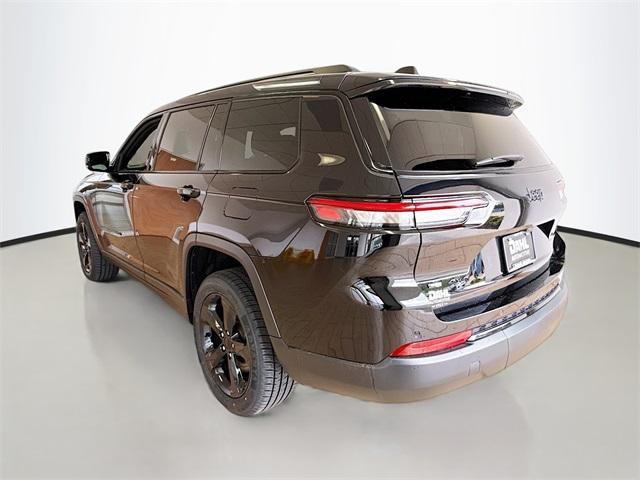 Photo of 2023 Diamond Black Jeep Grand Cherokee L