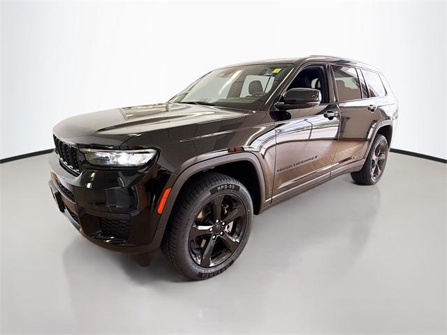Photo of 2023 Diamond Black Jeep Grand Cherokee L