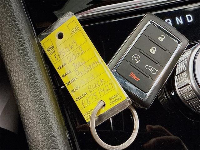 Photo of 2023 Diamond Black Jeep Grand Cherokee L