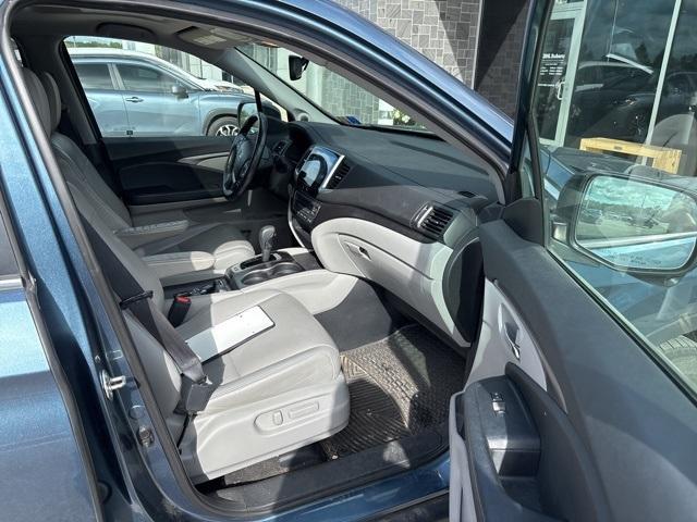 Photo of 2017 Blue Honda Pilot