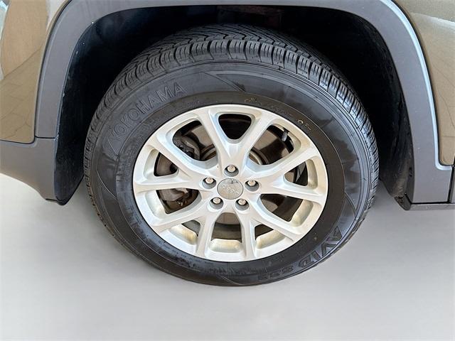 Photo of 2015 Eco Green Pearlcoat Jeep Cherokee