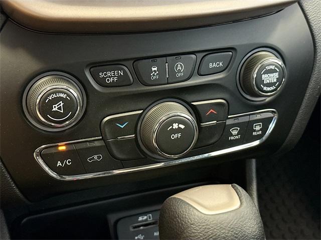 Photo of 2015 Eco Green Pearlcoat Jeep Cherokee