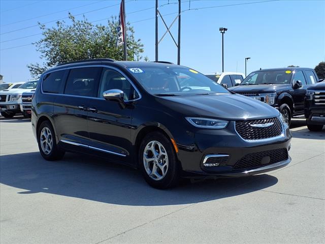 Photo of 2022 Brilliant Black Crystal Pearlcoat Chrysler Pacifica