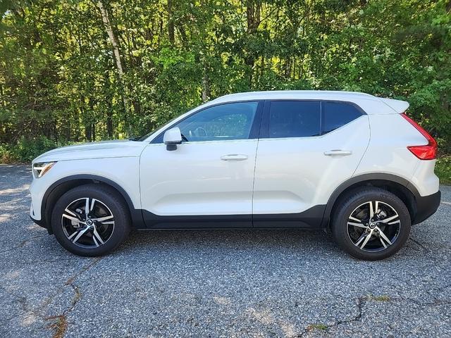 Photo of 2025 Crystal White Volvo XC40