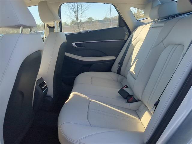 Photo of 2025 Aero Silver Hyundai SONATA Hybrid