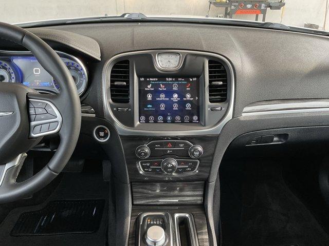 Photo of 2017 Bright White Clearcoat Chrysler 300