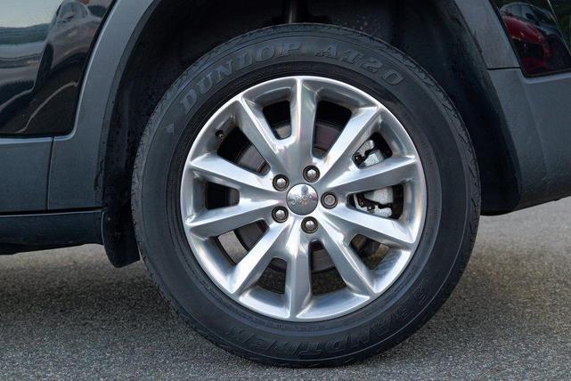 Photo of 2017 Diamond Black Crystal Pearlcoat Jeep Cherokee
