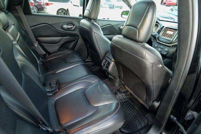 Photo of 2017 Diamond Black Crystal Pearlcoat Jeep Cherokee